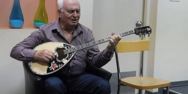 Πέθανε ο βιρτουόζος του μπουζουκιού Γιάννης Πολυκανδριώτης (βίντεο)